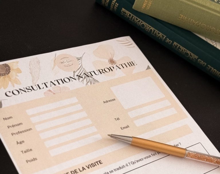 Consultation naturopathie Formulaire de consultation rempli et un stylo à côté.